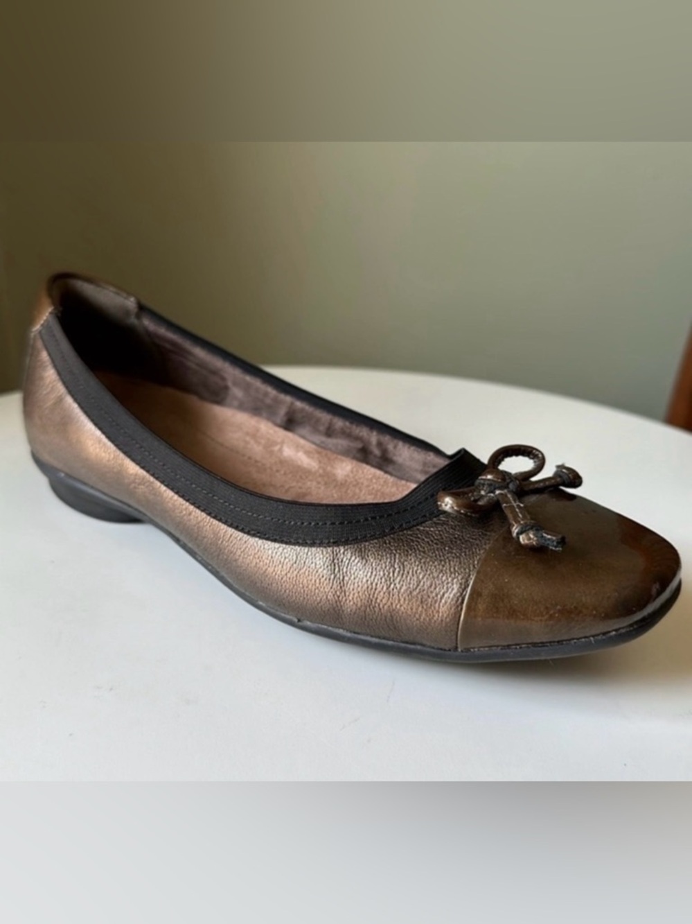Clarks Artisan Bronze Leather Bow Ballet Flat Cap Toe Comfort Women's 7 Flaw